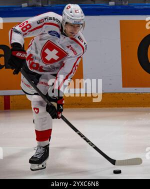 Friborg, Kanton Friborg, Schweiz. Dezember 2024. Friborg Schweiz, 15.12.2024: FABRICE HERZOG aus der Schweiz #68 ist bei den Schweizer Eishockeyspielen 2024 im Einsatz. Die SCHWEIZER Eishockeyspiele 2024 zwischen der Schweiz und Finnland fanden in der BCF Arena in Friborg statt. Die Schweiz gewann mit 1:0. (Kreditbild: © Eric Dubost/ZUMA Press Wire) NUR REDAKTIONELLE VERWENDUNG! Nicht für kommerzielle ZWECKE! Stockfoto