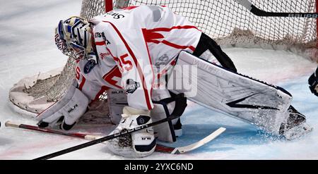 Friborg, Kanton Friborg, Schweiz. Dezember 2024. Friborg Schweiz, 15.12.2024: LUDOVIC WAEBER (Torwart) aus der Schweiz #35 macht Halt bei den SCHWEIZER Eishockeyspielen 2024. Die SCHWEIZER Eishockeyspiele 2024 zwischen der Schweiz und Finnland fanden in der BCF Arena in Friborg statt. Die Schweiz gewann mit 1:0. (Kreditbild: © Eric Dubost/ZUMA Press Wire) NUR REDAKTIONELLE VERWENDUNG! Nicht für kommerzielle ZWECKE! Stockfoto