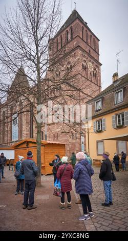 Straßburg, Frankreich - 14. Dezember 2024: Touristen besichtigen Straßburg. Ein Reiseleiter führt die Gruppe von Touristen durch die berühmte Altstadt. Stockfoto