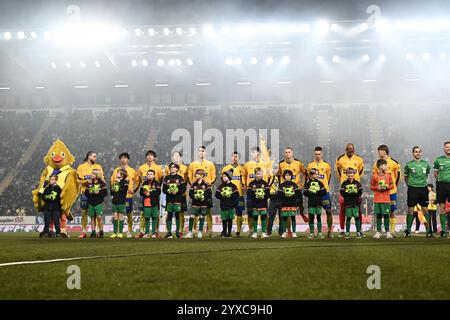 Sint Truiden, Belgien. Dezember 2024. Spieler des STVV, die vor einem Fußballspiel zwischen Sint-Truiden VV und RSC Anderlecht am Sonntag, den 15. Dezember 2024 in Sint-Truiden, am 18. Tag der Saison 2024-2025 der ersten Liga der „Jupiler Pro League“ der belgischen Meisterschaft, fotografiert wurden. BELGA PHOTO MAARTEN STRAETEMANS Credit: Belga News Agency/Alamy Live News Stockfoto