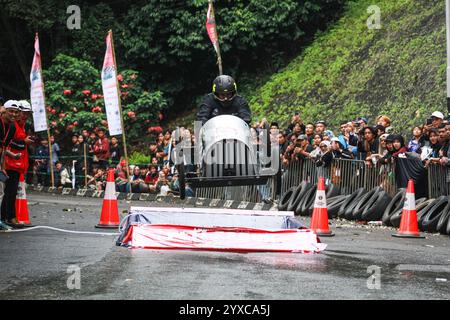 Bandung, Indonesien. Dezember 2024. Die Teilnehmer haben den letzten Sprung beim SOAP Box Derby in Bandung, West Java, Indonesien, am 15. Dezember 2024 geschafft. Mehr als 120 Teilnahmen sind eingegangen. Die Richter stimmen über die Beiträge hinsichtlich Leistung, Gesamtlook und Zeit ab. Die Fans stimmen für ihr Lieblingsteam aus der Seifenbox. (Foto: Algi Febri Sugita/NurPhoto) Credit: NurPhoto SRL/Alamy Live News Stockfoto