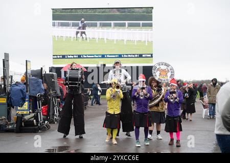 Windsor, Berkshire, Großbritannien. Dezember 2024. Cat Brass unterhält Rennfahrer auf der Royal Windsor Racecourse in Windsor, Berkshire beim Jumps Racing Returns Meeting. Quelle: Maureen McLean/Alamy Live News Stockfoto