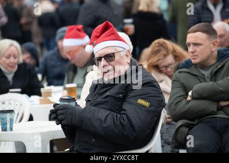 Windsor, Berkshire, Großbritannien. Dezember 2024. Santa Hats waren heute auf der Royal Windsor Racecourse in Windsor, Berkshire, bei der Jumps Racing Returns Meeting die Wut. Quelle: Maureen McLean/Alamy Live News Stockfoto