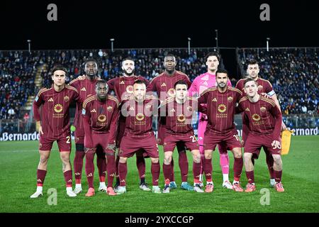 Como, Italien. Dezember 2024. Aufführung der AS Roma während des italienischen Fußballspiels der Serie A zwischen Calcio Como und AS Roma am 15. Dezember 2024 im Giuseppe Senigallia-Stadion in Como (Italien) Credit: Tiziano Ballabio/Alamy Live News Stockfoto