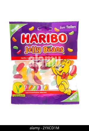 LONDON, Großbritannien - 19. DEZEMBER 2024: Haribo Original bunte Jelly Beans mit weißem Hintergrund. Stockfoto