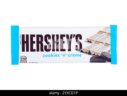 LONDON, Großbritannien - 9. DEZEMBER 2024: Hershey's Cookies und cremeweiße Schokoladenriegel auf weißem Hintergrund. Stockfoto