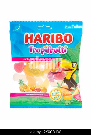 LONDON, Großbritannien - 19. DEZEMBER 2024: Haribo Tropifrutti bunte Gelee Gummigummis mit tropischem Fruchtgeschmack auf weiß Stockfoto