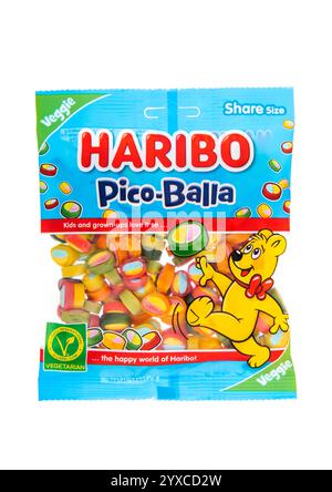 LONDON, UK - 09. DEZEMBER 2024: Haribo Pico Balla Gelee Bonbons auf weiß. Stockfoto