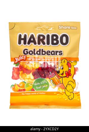 LONDON, UK - 09. DEZEMBER 2024: Haribo Original bunte Gelee Gummibärchen goldene Bärenbonbons mit weißem Hintergrund. Stockfoto