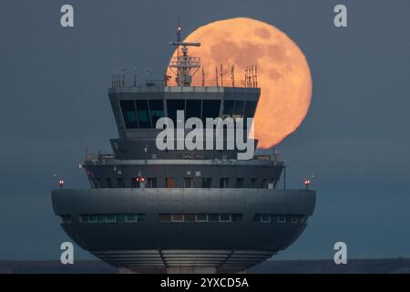 Madrid, Spanien. Dezember 2024. Der als kalter Mond bekannte Vollmond im Dezember steigt über dem Kontrollturm des Flughafens Adolfo Suarez Madrid Barajas auf und ist der letzte Vollmond im Jahr 2024. Quelle: Marcos del Mazo/Alamy Live News Stockfoto