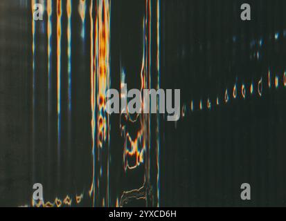 Digitale Verzerrung. Glitzerüberzug. Textur des Bildschirmdefekts. Blau orange weiße Farbe gestreiftes Muster statisches Rauschen Artefakte Staub Kratzer Anzeige dunkle Illustration Kunst abstrakter Hintergrund. Stockfoto