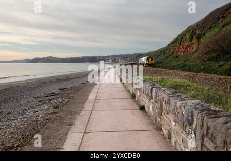 Dieseltriebwagen, der die Küste bei Dawlish in Devon, England, bereist Stockfoto