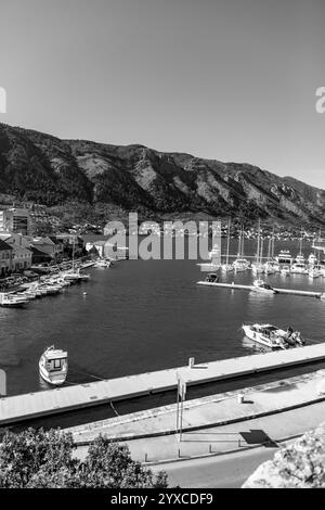 Kotor, Montenegro - 14. Februar 2024: Blick auf die Küste an einem sonnigen Wintertag an der Bucht von Kotor, Adriaküste von Montenegro. Stockfoto