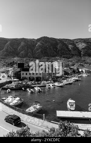 Kotor, Montenegro - 14. Februar 2024: Blick auf die Küste an einem sonnigen Wintertag an der Bucht von Kotor, Adriaküste von Montenegro. Stockfoto