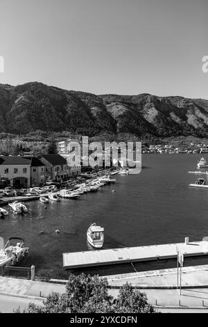 Kotor, Montenegro - 14. Februar 2024: Blick auf die Küste an einem sonnigen Wintertag an der Bucht von Kotor, Adriaküste von Montenegro. Stockfoto