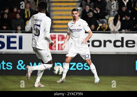 Sint Truiden, Belgien. Dezember 2024. Anderlechts Leander Dendoncker, dargestellt während eines Fußballspiels zwischen Sint-Truiden VV und RSC Anderlecht am Sonntag, den 15. Dezember 2024 in Sint-Truiden, am 18. Tag der Saison 2024-2025 der ersten Liga der belgischen Meisterschaft. BELGA PHOTO MAARTEN STRAETEMANS Credit: Belga News Agency/Alamy Live News Stockfoto