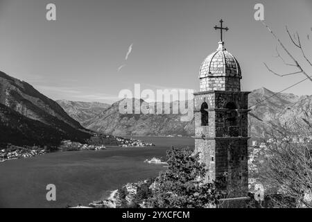 Die Kirche unserer Lieben Frau von Remedy am Hang des St. Johannes Berg über der Altstadt von Kotor, Montenegro. Stockfoto