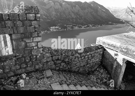 Die Befestigungen von Kotor sind ein integriertes historisches Befestigungssystem, das die mittelalterliche Stadt Kotor in Montenegro schützte. Stockfoto