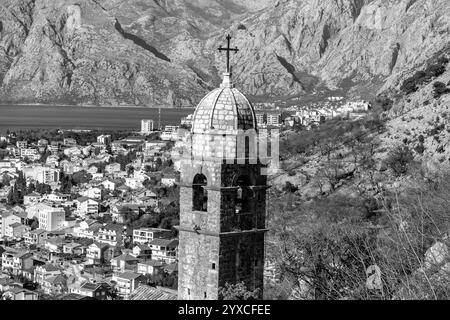 Die Kirche unserer Lieben Frau von Remedy am Hang des St. Johannes Berg über der Altstadt von Kotor, Montenegro. Stockfoto