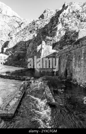 Die Befestigungen von Kotor sind ein integriertes historisches Befestigungssystem, das die mittelalterliche Stadt Kotor in Montenegro schützte. Stockfoto