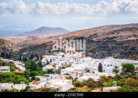 Malerischer Blick auf das traditionelle griechische Dorf Lefkes auf der Insel Paros, Griechenland Stockfoto
