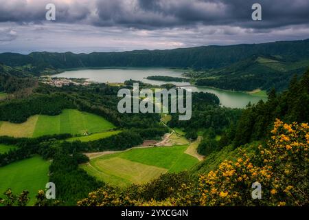 Malerischer Blick auf Sete cidades, See und Felder mit Blumen im Vordergrund, Sao Miguel, Azoren, Portugal Stockfoto