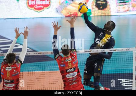 Verona, Italien. Dezember 2024. Noumory Keita von Rana Verona während des Spiels zwischen Rana Verona und Sir Susa VIM Perugia, reguläre Saison der SuperLega Italienischen Volleyballmeisterschaft 2024/2025, am 15. Dezember 2024 im Pala AGSM-AIM in Verona, Italien. Quelle: Unabhängige Fotoagentur/Alamy Live News Stockfoto