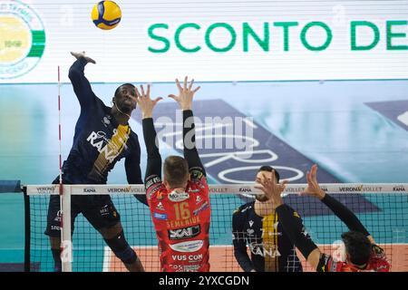 Verona, Italien. Dezember 2024. Spike von Noumory Keita von Rana Verona während des Spiels zwischen Rana Verona und Sir Susa VIM Perugia, reguläre Saison der SuperLega Italian Volleyball Championship 2024/2025, im Pala AGSM-AIM in Verona, Italien am 15. Dezember 2024. Quelle: Unabhängige Fotoagentur/Alamy Live News Stockfoto