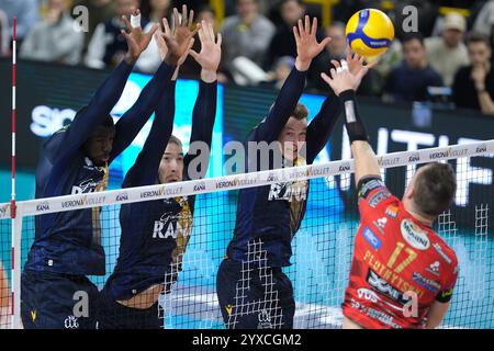 Verona, Italien. Dezember 2024. Block von Rok Mozic von Rana Verona während des Spiels zwischen Rana Verona und Sir Susa VIM Perugia, reguläre Saison der SuperLega Italian Volleyball Championship 2024/2025, im Pala AGSM-AIM in Verona, Italien am 15. Dezember 2024. Quelle: Unabhängige Fotoagentur/Alamy Live News Stockfoto