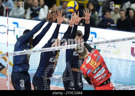 Verona, Italien. Dezember 2024. Block von Donovan Dzavoronok von Rana Verona während des Spiels zwischen Rana Verona und Sir Susa VIM Perugia, reguläre Saison der SuperLega Italian Volleyball Championship 2024/2025, im Pala AGSM-AIM in Verona, Italien am 15. Dezember 2024. Quelle: Unabhängige Fotoagentur/Alamy Live News Stockfoto