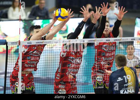 Verona, Italien. Dezember 2024. Block von Wassim Ben Tara von Sir Susa VIM Perugia während des Spiels zwischen Rana Verona und Sir Susa VIM Perugia, reguläre Saison der SuperLega Italian Volleyball Championship 2024/2025, im Pala AGSM-AIM in Verona, Italien am 15. Dezember 2024. Quelle: Unabhängige Fotoagentur/Alamy Live News Stockfoto