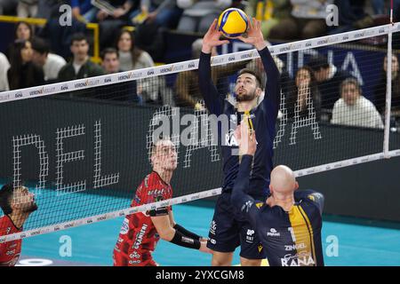 Verona, Italien. Dezember 2024. Set von Konstantin Abaev von Rana Verona während des Spiels zwischen Rana Verona und Sir Susa VIM Perugia, reguläre Saison der SuperLega Italian Volleyball Championship 2024/2025, im Pala AGSM-AIM in Verona, Italien am 15. Dezember 2024. Quelle: Unabhängige Fotoagentur/Alamy Live News Stockfoto