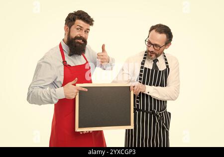 Partner feiern Start-up. Café und Restaurant Eröffnung. Catering-Geschäft. Willkommen an Bord. Menüplanung. Glückliches Chefteam im Vorfeld. Bärtige Männer Stockfoto