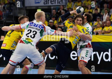 Olle Forsell Schefvert (Rhein Neckar Loewen) im Zweikampf mit Albin Lagergren (SC Magdeburg) und Magnus Saugstrup (SC Magdeburg), Rhein Neckar Loewen vs SC Magdeburg, Daikin Handball Bundesliga, 15.12.2024 Foto: Alexander Neis / Eibner-Pressefoto Stockfoto