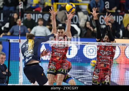 Verona, Italien. Dezember 2024. Block von Wassim Ben Tara von Sir Susa VIM Perugia während des Spiels zwischen Rana Verona und Sir Susa VIM Perugia, reguläre Saison der SuperLega Italian Volleyball Championship 2024/2025, im Pala AGSM-AIM in Verona, Italien am 15. Dezember 2024. Quelle: Unabhängige Fotoagentur/Alamy Live News Stockfoto