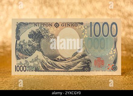 6. F 2024 Serie mit japanischem 1000-Yen-Banknotenrücken, der in hinterleuchteter Beleuchtung das Wasserzeichen-Porträt des Bakteriologen Kitasato Shibasaburō umgibt Stockfoto