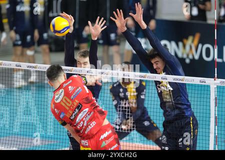 Verona, Italien. Dezember 2024. Block der Lorenzo Cortesia von Rana Verona während des Spiels zwischen Rana Verona und Sir Susa VIM Perugia, reguläre Saison der SuperLega Italienischen Volleyballmeisterschaft 2024/2025, im Pala AGSM-AIM in Verona, Italien am 15. Dezember 2024. Quelle: Unabhängige Fotoagentur/Alamy Live News Stockfoto