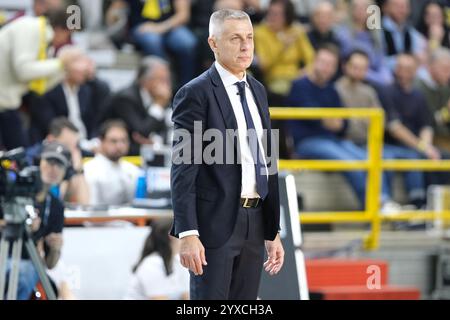 Verona, Italien. Dezember 2024. Radostin Stoytchev Cheftrainer von Rana Verona während des Spiels zwischen Rana Verona und Sir Susa VIM Perugia, reguläre Saison der SuperLega Italienischen Volleyballmeisterschaft 2024/2025, im Pala AGSM-AIM in Verona, Italien am 15. Dezember 2024. Quelle: Unabhängige Fotoagentur/Alamy Live News Stockfoto