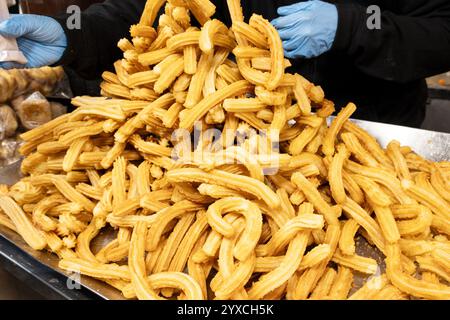 Nahaufnahme eines Stapels Churros zum Verkauf an einem Street Food Stall Stockfoto