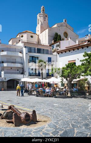 Bars, Restaurants und Cafés vor dem Hintergrund der Altstadt mit der gotischen Kirche Santa Maria in Cadaqués, Katalonien, Spanien Stockfoto