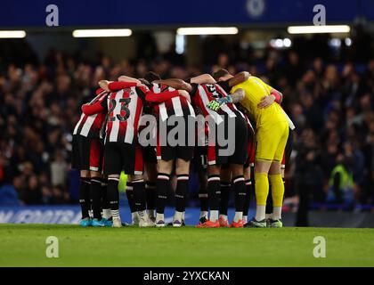 Chelsea, London, Großbritannien. 15. Dezember 2024; Stamford Bridge, Chelsea, London, England: Premier League Football, Chelsea gegen Brentford; Brentford Players Huddle Credit: Action Plus Sports Images/Alamy Live News Stockfoto