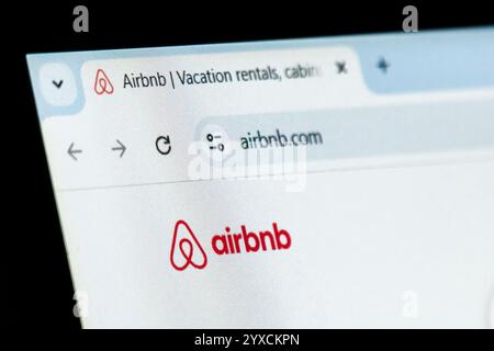 New York, USA - 15. Dezember 2024: Homepage der Airbnb-Website wird auf dem Computerbildschirm mit sichtbarem Logo angezeigt. Online-Plattform für Ferienhäuser Stockfoto