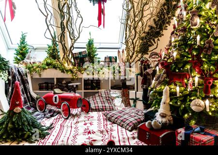 Weihnachtszimmer für Kinder mit Weihnachtsbaum und rotem Tolokar im Retro-Stil Stockfoto