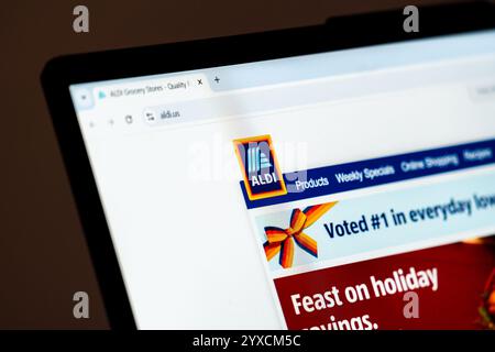 New York, USA - 15. Dezember 2024: Die Homepage der Aldi-Website wird auf dem Computerbildschirm mit Firmenlogo angezeigt. Online-Plattform, die Produkte und Einsparungen präsentiert Stockfoto