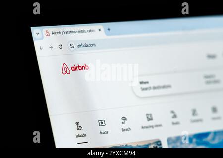 New York, USA - 15. Dezember 2024: Homepage der Airbnb-Website wird auf dem Computerbildschirm mit sichtbarem Logo angezeigt. Online-Plattform für Ferienhäuser Stockfoto