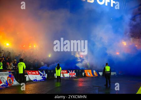 Hampden Park, Glasgow, Großbritannien. Dezember 2024. Premier Sports Cup Football Final, Celtic versus Rangers; Rangers Fans Pyrotechnik Credit: Action Plus Sports/Alamy Live News Stockfoto