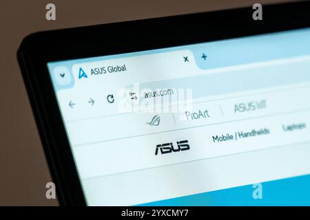 New York, USA – 15. Dezember 2024: Die Homepage der ASUS-Website wird auf dem Computerbildschirm mit Firmenlogo angezeigt. Offizielle Plattform für Laptops, Computer und Stockfoto