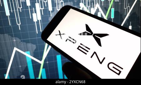 Konskie, Polen – 14. Dezember 2024: Das Firmenlogo von XPeng wird auf dem Mobiltelefon angezeigt Stockfoto