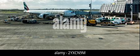 Eine Emirates-Fluggesellschaft Boeing 777-300 er auf dem Asphalt am Flughafen Dublin, Irland. Stockfoto