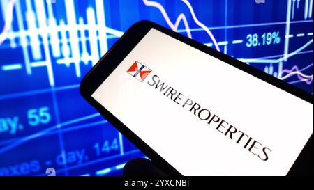 Konskie, Polen - 14. Dezember 2024: Das Firmenlogo von Swire Properties wird auf dem Mobiltelefon angezeigt Stockfoto